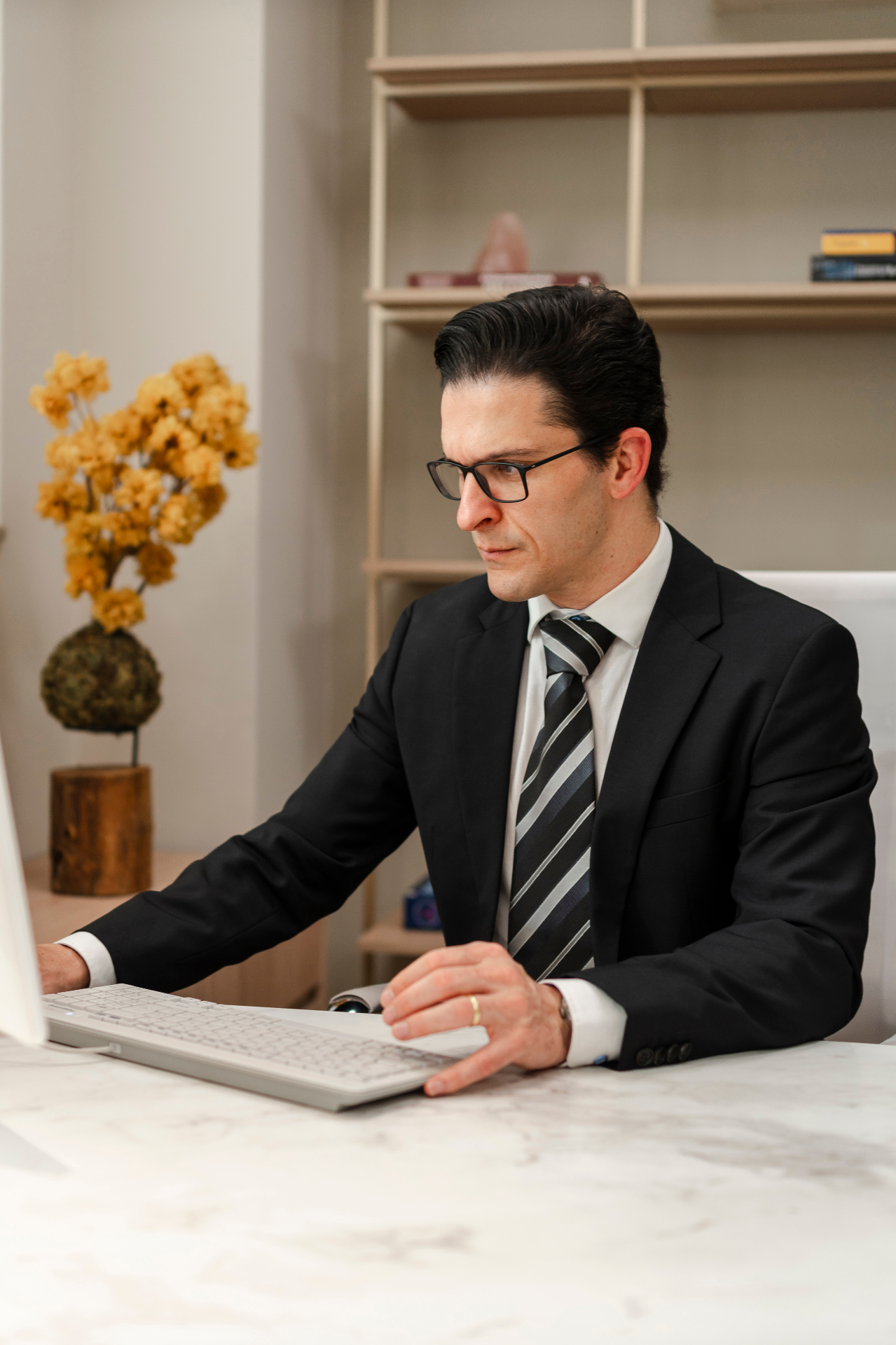 Dr. André em consultório avaliando exames